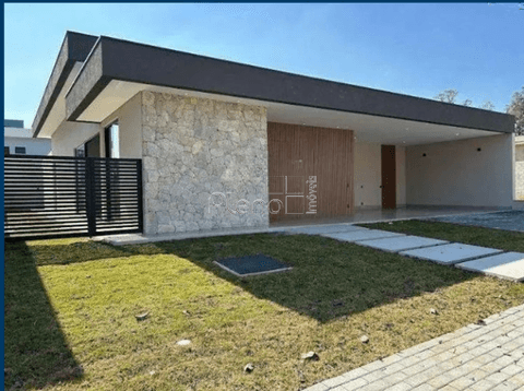 Casa à Venda no Condomínio Residencial Arboretum em Valinhos, no bairro Santa Cândida.