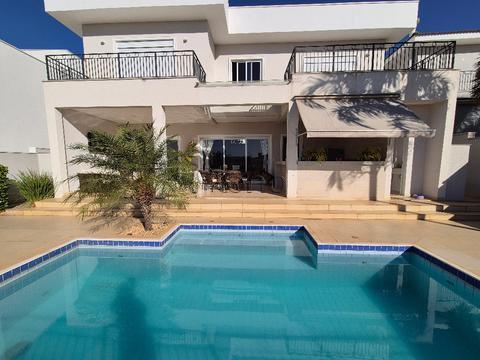 Casa à venda com 4 suítes no Village Sainte Hélène, Campinas.